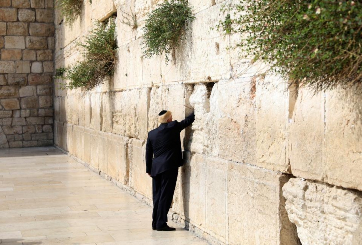 Donald Trump, primul președinte american care s-a rugat la Zidul Plângerii