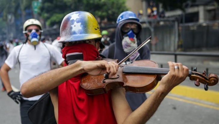 Omenie impresionantă! Protestatarul cu vioara se bucură de susţinere neaşteptată