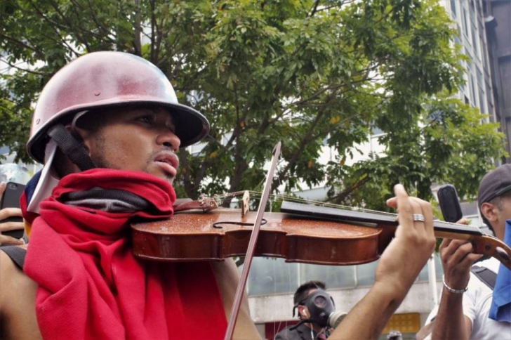 Omenie impresionantă! Protestatarul cu vioara se bucură de susţinere neaşteptată