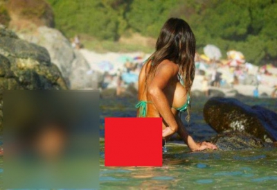 La 18 ani, a mers la mare cu părinţii. Toţi bărbaţii o priveau. ŞOC! Ce o urmărea sub apă