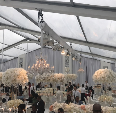 Cea mai EXTRAVAGANTĂ nuntă - 1 milion de trandafiri şi un castel. Toţi ochii au fost pe mama mirelui