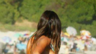 La 18 ani, a mers la mare cu părinţii. Toţi bărbaţii o priveau. ŞOC! Ce o urmărea sub apă