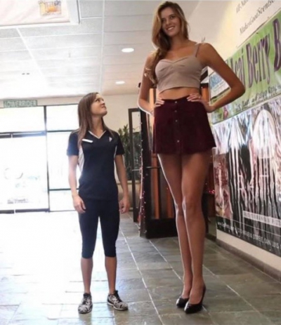 Cum arată top-modelul cu cele mai lungi picioare din lume. Ea e tânăra căutată de toţi designerii