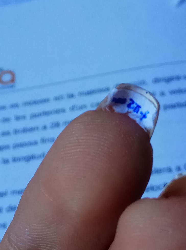 Acest student și-a folosit unghiile ca să copieze la examenul de fizică