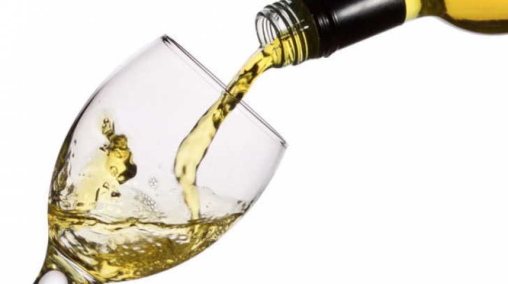 Beneficiile neştiute ale vinului alb. Avantajul pe care îl are în faţa vinului roşu