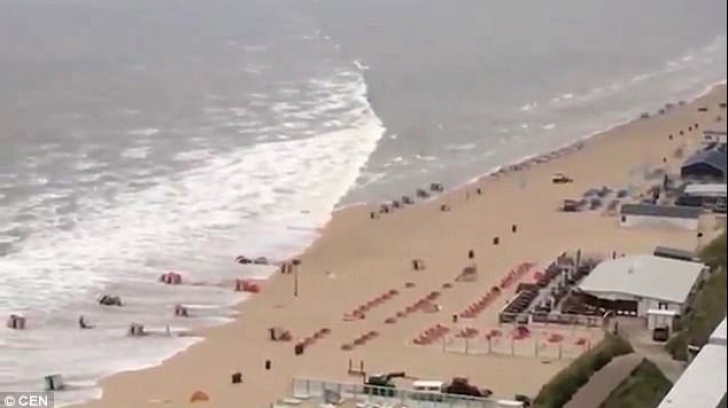 Momentul în care o plajă din Europa e măturată de un mini-tsunami cu VALURI de 7 metri
