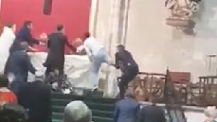 A intrat într-o biserică și a strigat ”Allahu Akbar” în timpul unei nunți. Ce a urmat