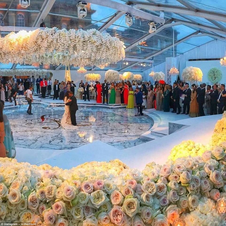 Cea mai EXTRAVAGANTĂ nuntă - 1 milion de trandafiri şi un castel. Toţi ochii au fost pe mama mirelui