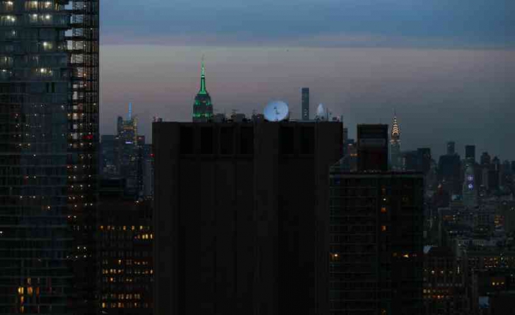 Tom Hanks a postat o poză HORROR: clădire de 29 etaje, fără nicio fereastră, a "răsărit" în New York