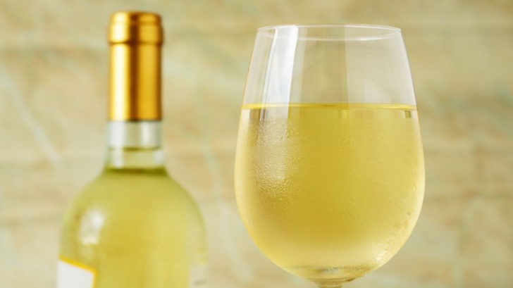Beneficiile neştiute ale vinului alb. Avantajul pe care îl are în faţa vinului roşu