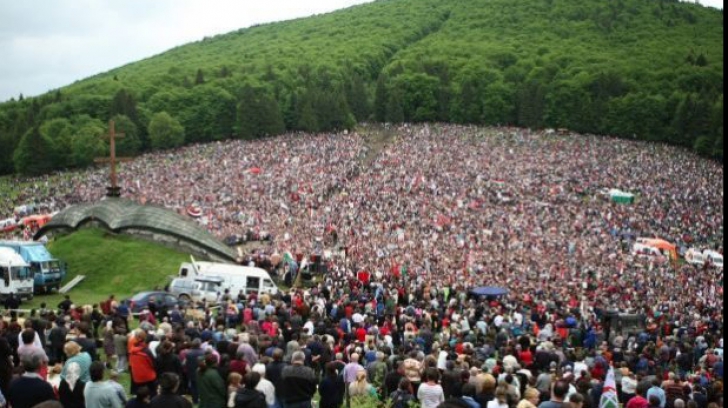 Zeci de mii de persoane, printre care preşedintele Ungariei, la slujba de Rusalii de la Şumuleul Mic