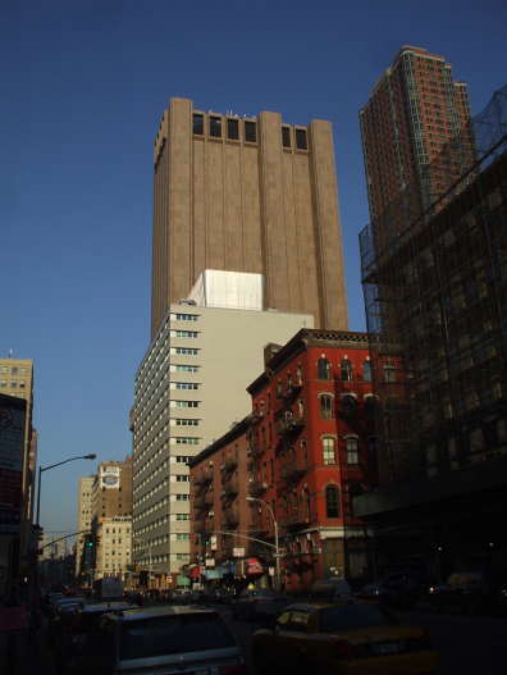 Tom Hanks a postat o poză HORROR: clădire de 29 etaje, fără nicio fereastră, a "răsărit" în New York