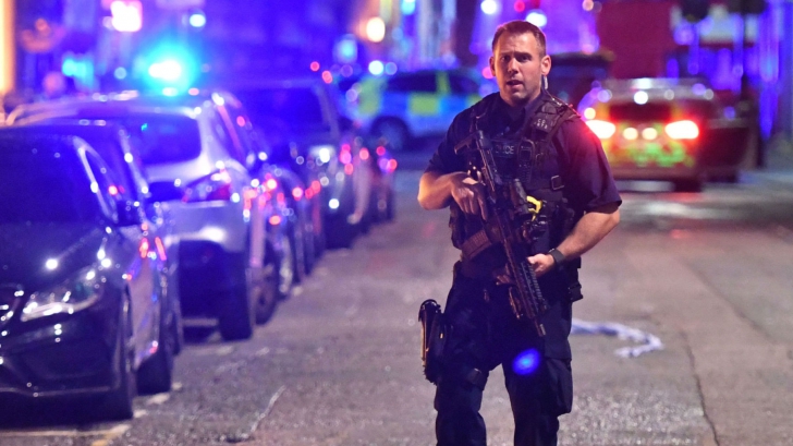 Atac terorist la Londra. Oameni loviți de mașină, înjunghiați. 7 morți, 48 de răniți