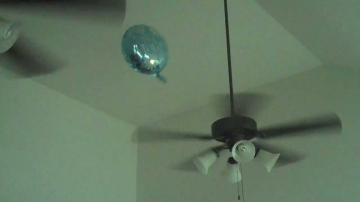 Cum a reușit un tătic trăsnit să dea jos balonul cu heliu din tavan. Clipul a devenit viral