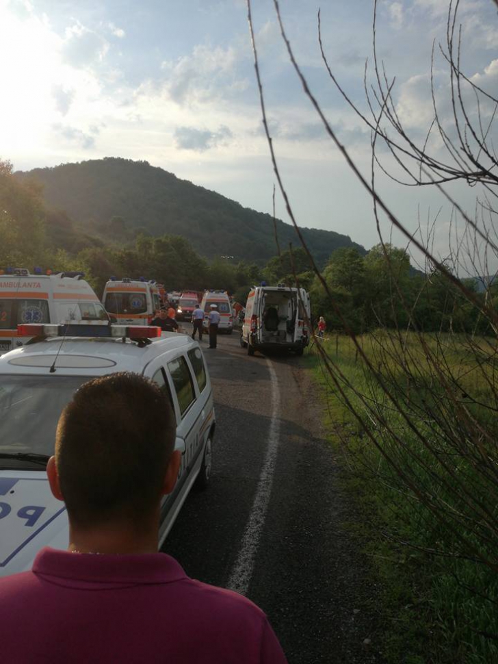 Autocar cu 37 de pasageri, răsturnat pe drumul dintre Râşnov şi Pârâul Rece: 17 răniţi grav