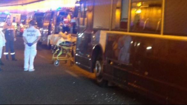 Accident la Paris. Un autocar cu turiști a intrat într-un pod. Mai mulți răniți