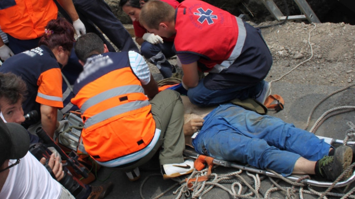 Trei muncitori s-au electrocutat pe un şantier din Bucureşti. Au fost transportaţi la spital