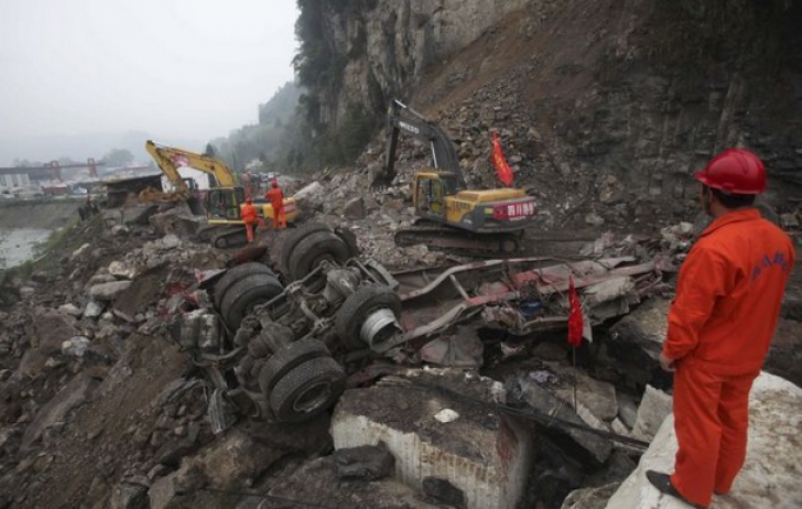 Alunecare de teren masivă în China. Peste 140 de persoane au fost date DISPĂRUTE