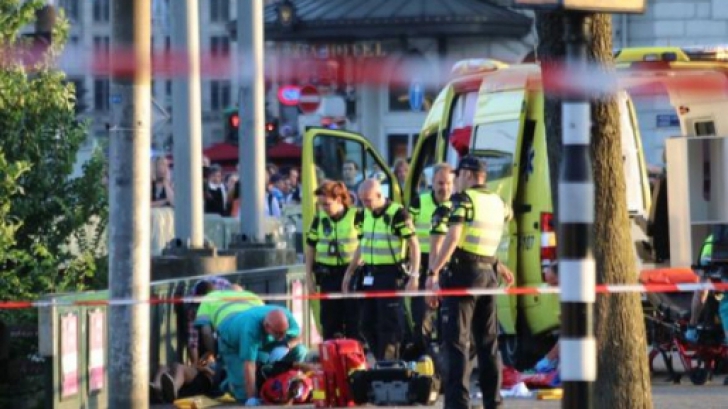 Incident în Amsterdam. O maşină a lovit mai mulţi pietoni în Gara Centrală. Opt răniţi