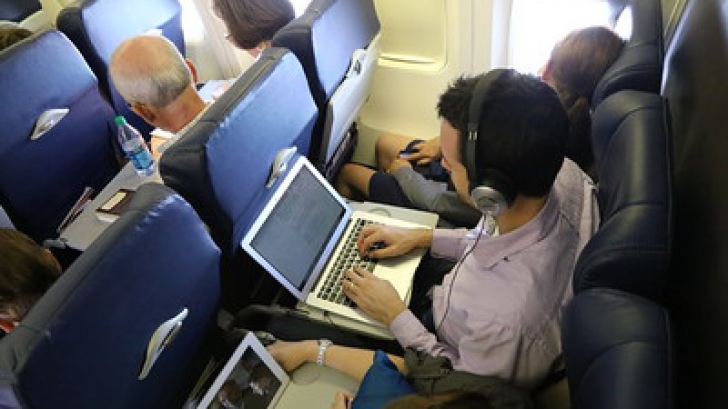 Un bărbat s-a aşezat lângă o fetiţă în avion. Ce a urmat te va face să râzi cu lacrimi