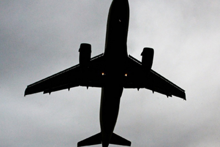 Clipe de groază pe aeroport! Mai mulţi pasageri au sărit din avion, după o ameninţare cu bombă