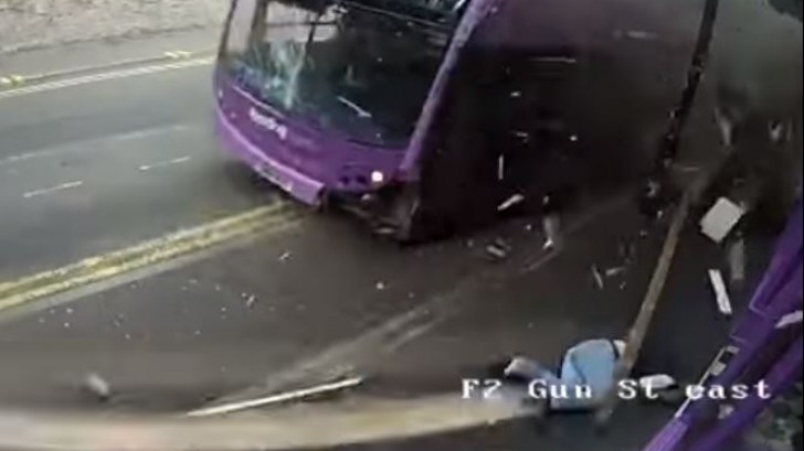 Reacție incredibilă a unui bărbat, după ce a fost lovit de un autobuz. Râzi cu lacrimi