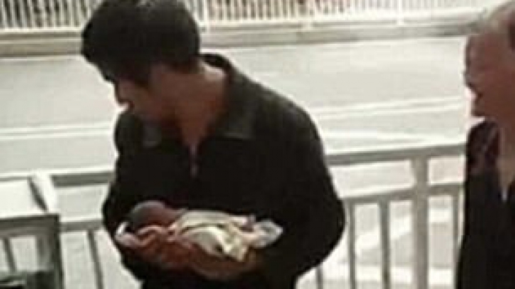 A găsit un bebeluş la gunoi şi a plecat direct la poliţie! Scuza şocantă a părinţilor i-a uimit