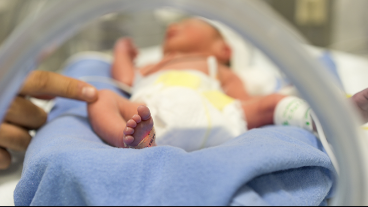 Imagini revoltătoare: Bebeluş învineţit de medici: S-au chinuit 30 de minute să...