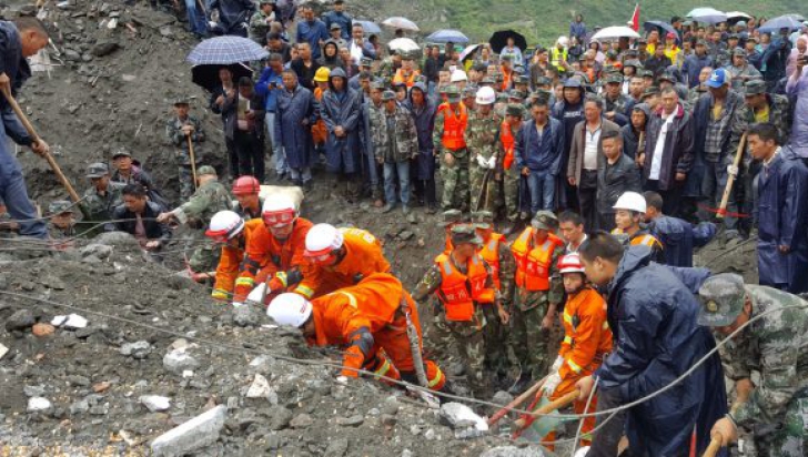 Tragedie în China: 120 de persoane îngropate de vii în urma alunecărilor de teren