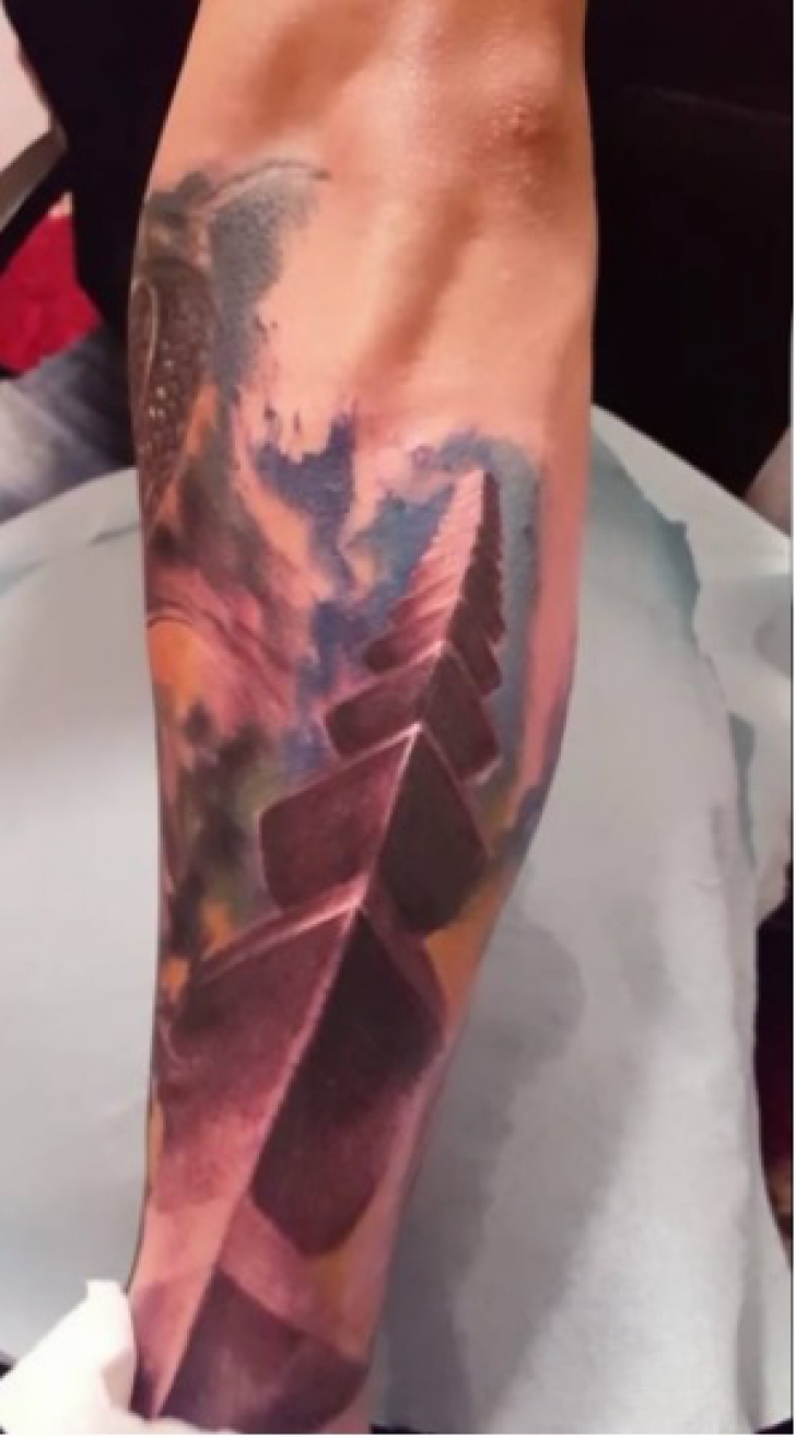 Un tânăr din Târgu Jiu şi-a tatuat Coloana Infinitului  pe mână, în Italia. Cum arată tatuajul