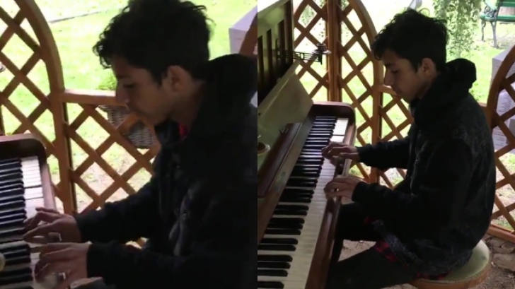 Filmuleţul care face înconjurul României - un adolescent fără adăpost cântă superb la pian, în parc