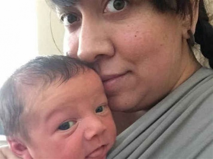 Medicii i-au adus femeii băiețelul nou-născut. A rămas șocată când a văzut ce avea acesta în mână