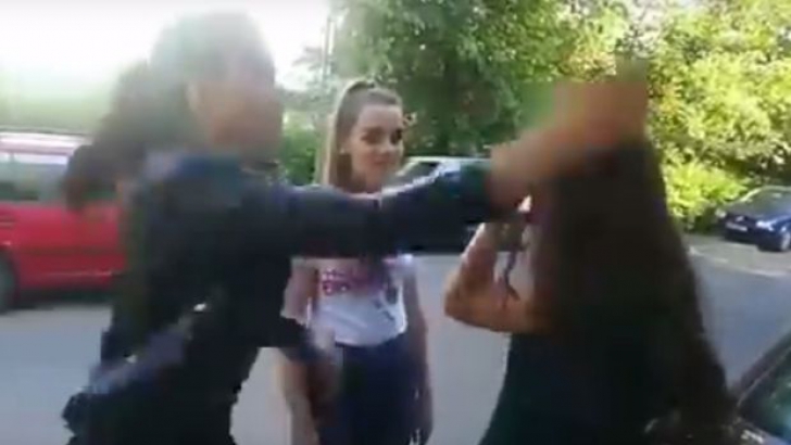 Elevă din Ploieşti, bătută şi umilită de alte două colege. Poliţia a deschis un dosar penal