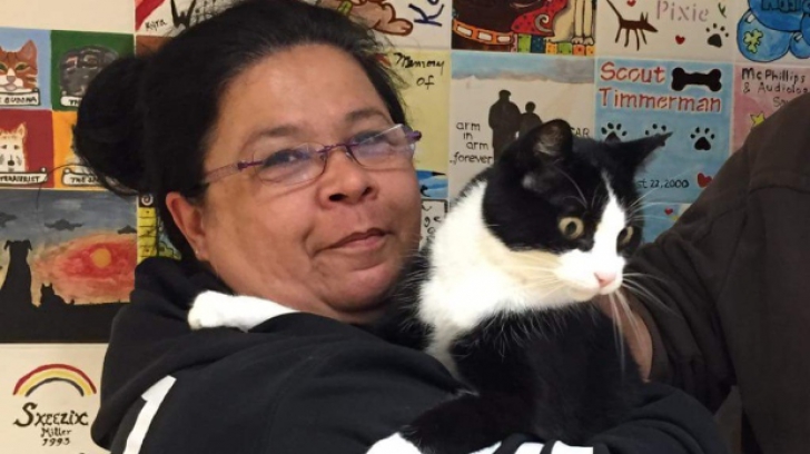 TULBURĂTOR! Pisică reunită cu stăpâna ei după 12 ani de când a dispărut fără urmă