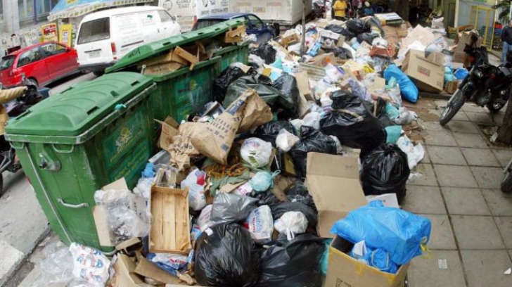 Criza deșeurilor pune stăpânire pe Grecia. Greva angajaților de la salubrizare continuă