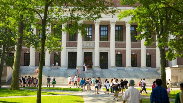 10 studenți au fost exmatriculați de la Harvard din cauza unor postări pe Facebook