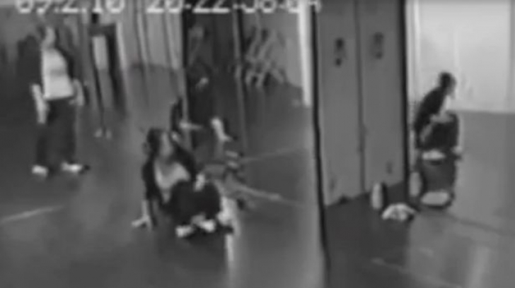 Cel mai înfricoșător videoclip de pe internet! O fantomă a fost filmată într-o sală de dans