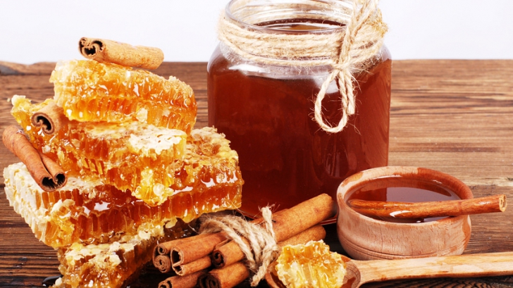 Cum deosebești mierea de albine naturală de cea contrafăcută?