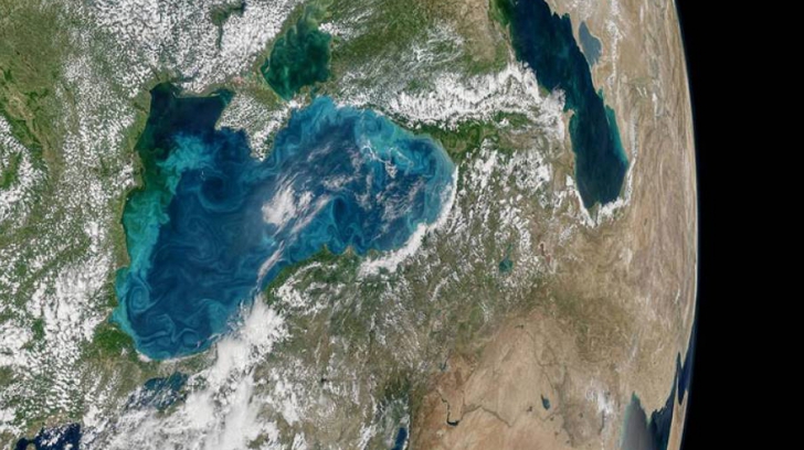 Imaginea zilei vine de la NASA: apele Mării Negre, în nuanţe de bijuterie
