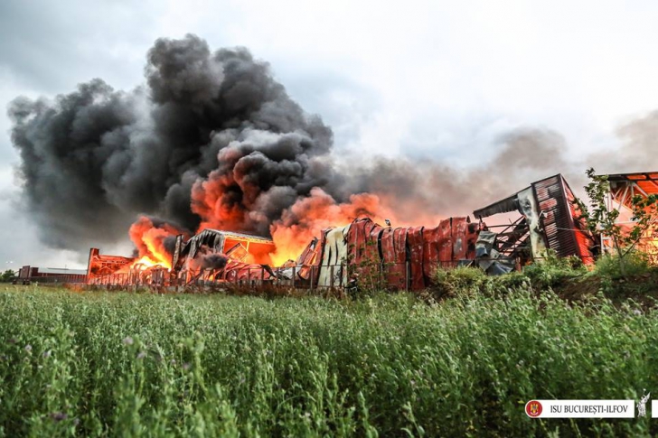 Incendiul puternic izbucnit marți la Balotești a fost stins 