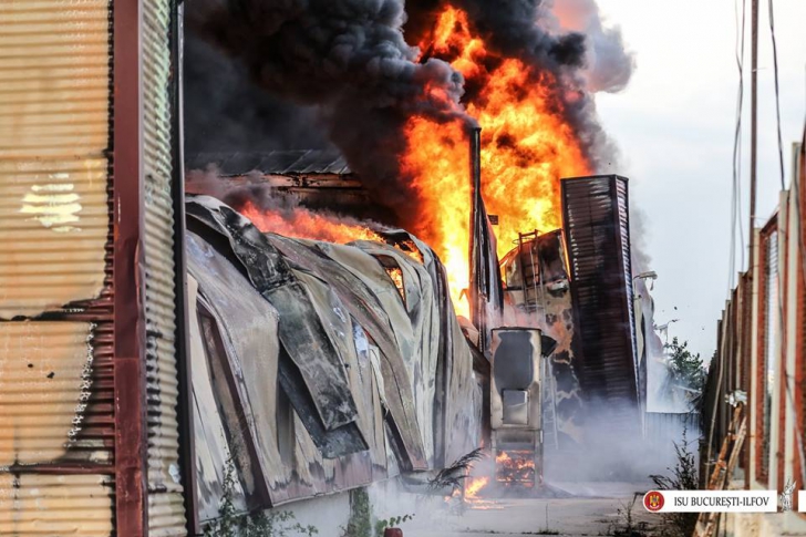 Incendiul puternic izbucnit marți la Balotești a fost stins 