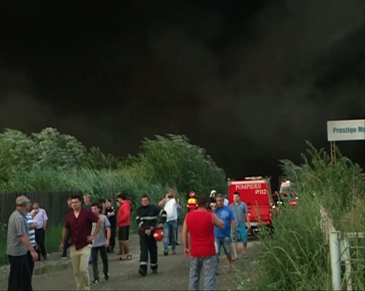 Incendiu de AMPLOARE în Balotești! Trei depozite, în flăcări. Pompieri: "Părăsiţi zona imediat!"
