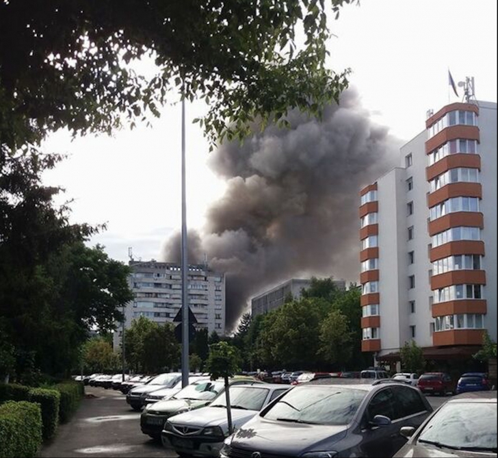 FOTO Incendiu de AMPLOARE într-un bloc din Târgu-Mureș: Toți locatarii, evacuați