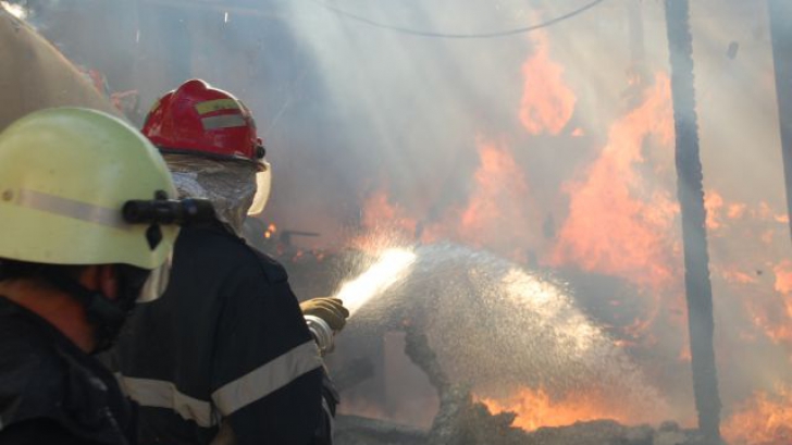 Incendiu la un depozit de deşeuri din Drobeta Turnu Severin