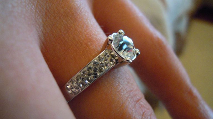 Şi-a dorit un inel de logodnă scump, aşa că a primit unul cu diamant! Soţul, şocat de ce a urmat