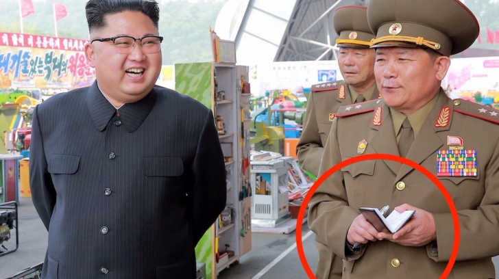 De ce e însoțit mereu Kim Jong-un de oameni care iau notițe. Un mister straniu dezvăluit