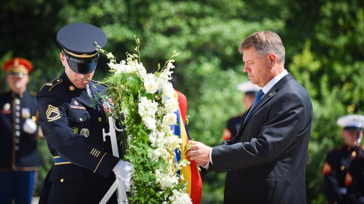 Klaus Iohannis, la Cimitirul Eroilor din Washington. A depus o coroană de flori 