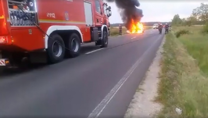Groază pe o șosea din România. Un autoturism a luat foc în timpul mersului