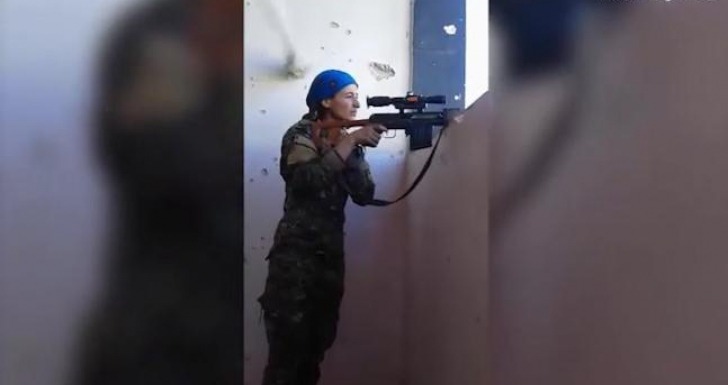 Reacţia neaşteptată a unei lunetiste, după ce un glonţ a trecut exact pe lângă capul ei