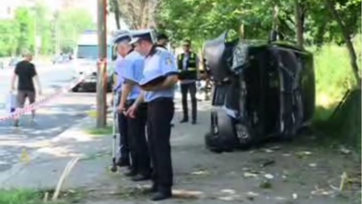 PIETONI spulberaţi, în Bucureşti. 6 VICTIME, după ce o maşină a intrat într-o staţie de autobuz